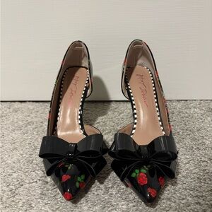 Betsey Johnson Black Heels with Red Floral Design Size 7.5 US